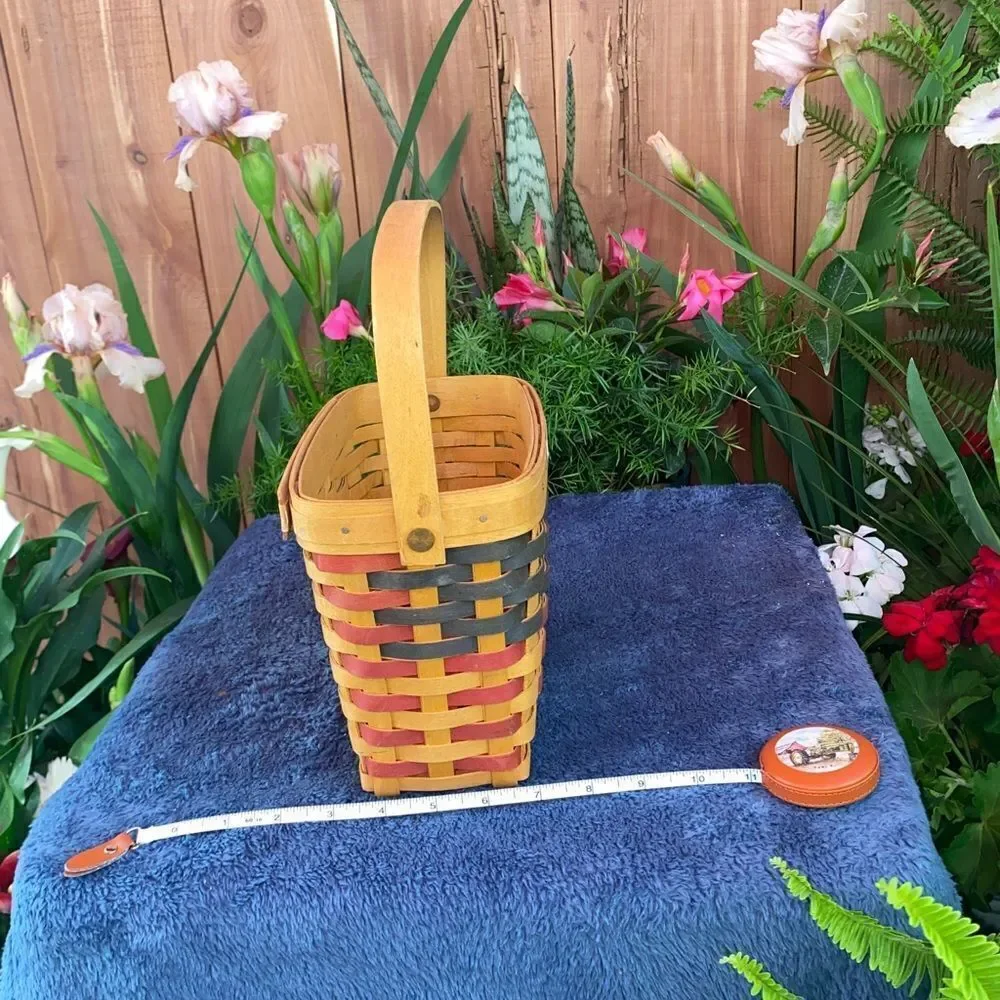 Longaberger vintage 25th anniversary basket with hinged handle but without liner